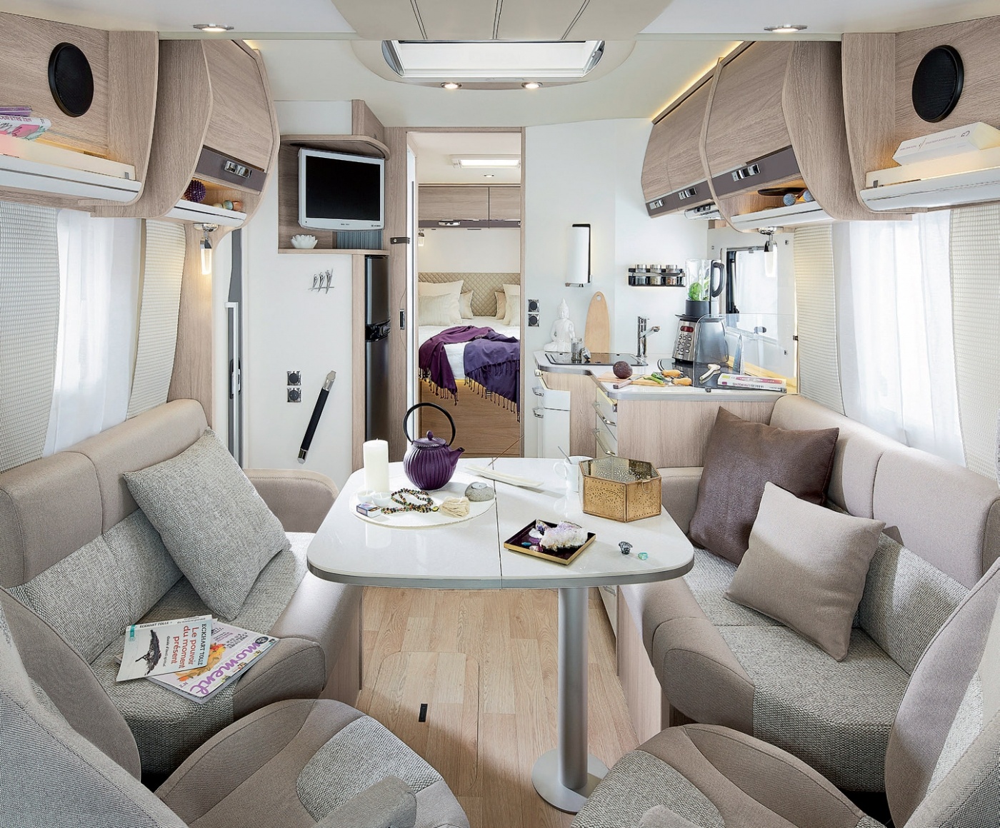 8086dF : Stor &aring;pen salong med benker p&aring; hver side