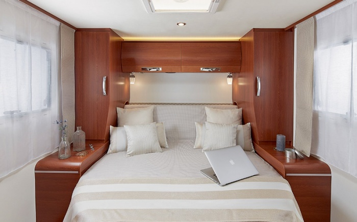 686F : Sentral seng XL: 150 x 194 cm<br/>Uttrekkbar sengebunn til sentral seng : frigj&oslash;r passasjen for &aring; gj&oslash;re det enklere &aring; g&aring; rundt sengen